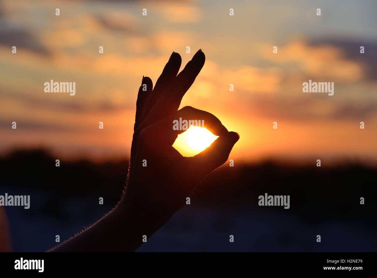 Okay Geste auf dem Hintergrund der Sonne Stockfoto