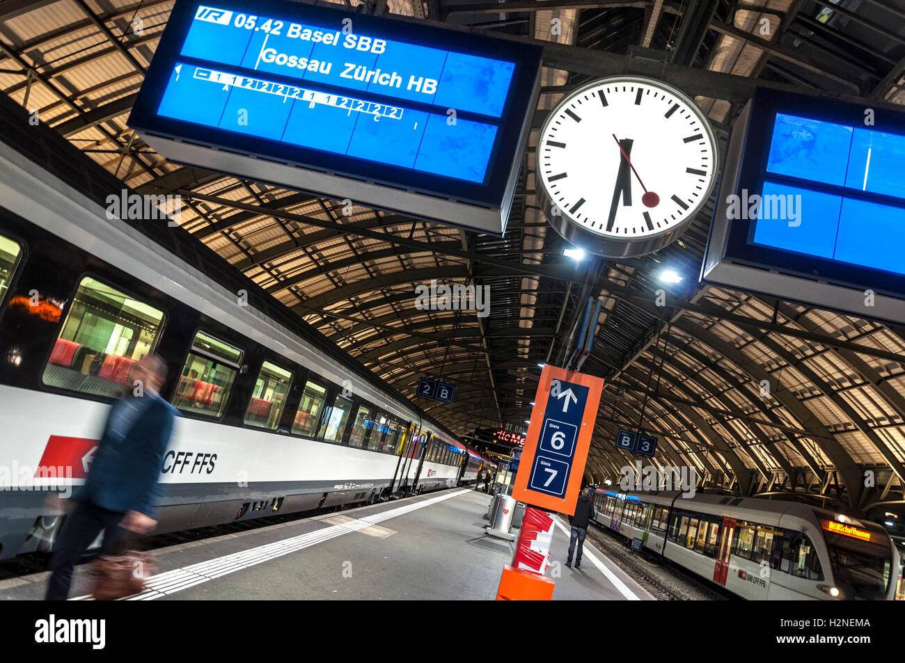 Swiss Federal Railways SBB CFF FFS einsteigen in einen Zug am Bahnhof St. Gallen, Schweiz Stockfoto