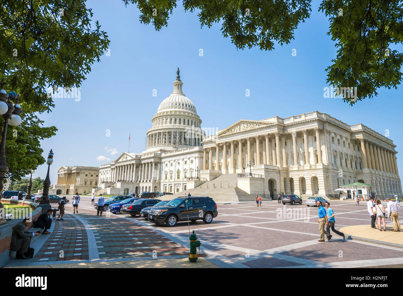 WASHINGTON DC - 30. Juli 2014: Business Leute und Touristen versammeln sich in der Nähe von dem US Capitol Gebäude an einem hellen Sommertag. Stockfoto