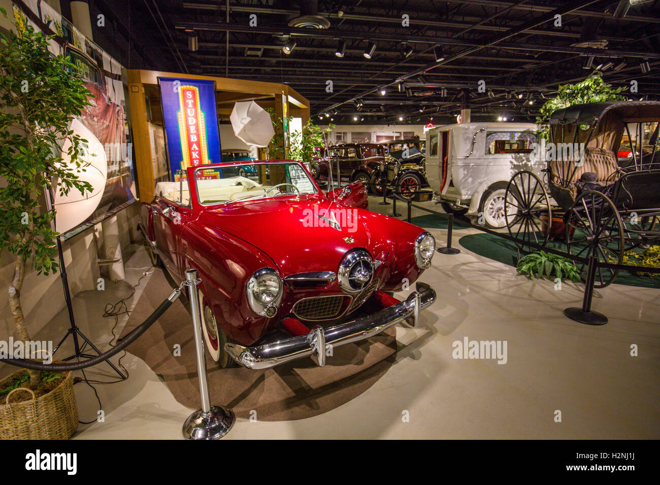 Autos auf dem Display in Studebaker National Museum in South Bend, Indiana Stockfoto