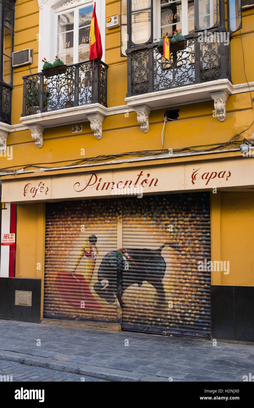 Cafe Fensterläden geschmückt mit Stierkampf Szene Stockfoto