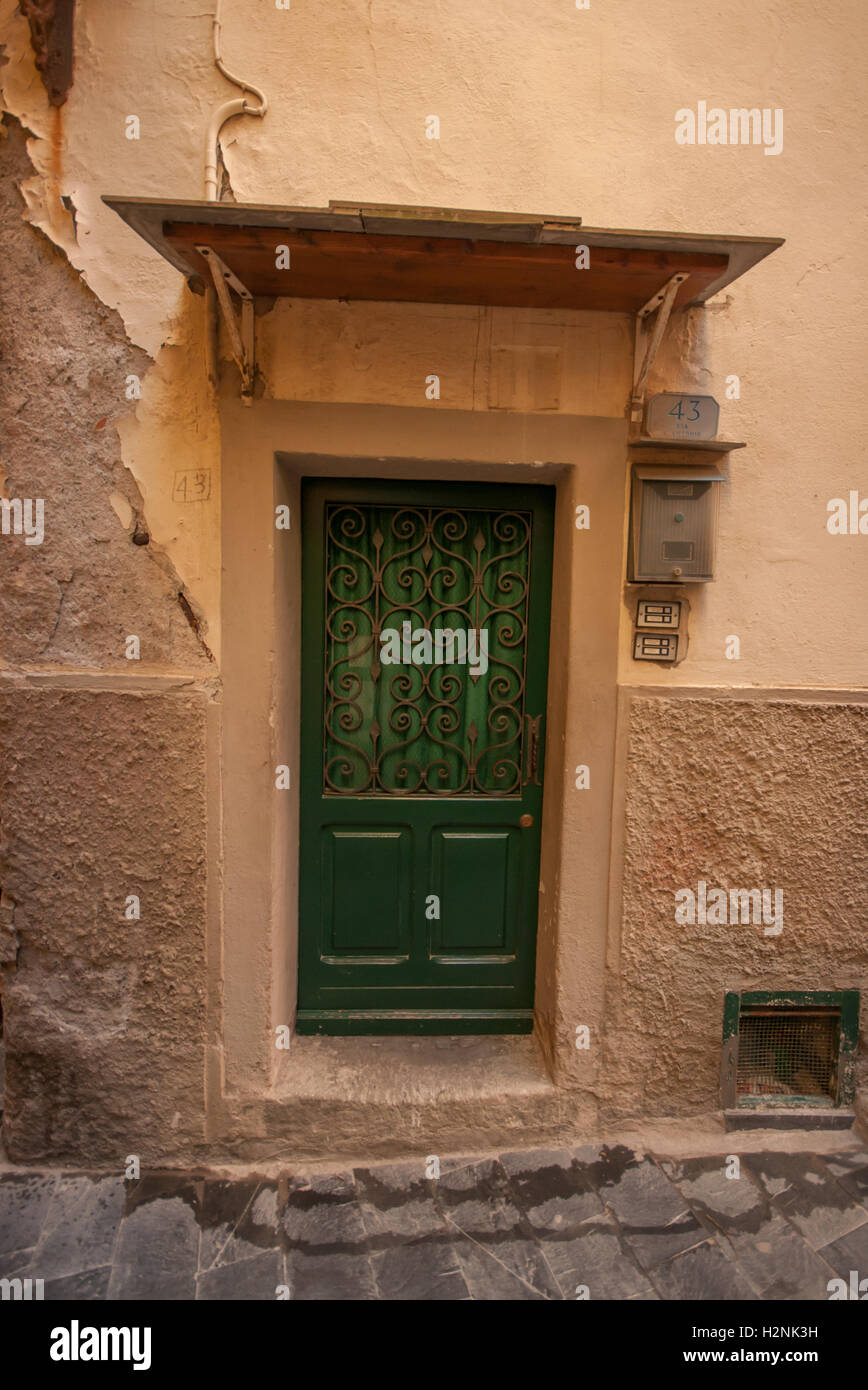 Eine Tür gefunden auf einer alternden Gebäude in Riomaggiore, Cinque Terre, Liguaria, Italien, September Stockfoto