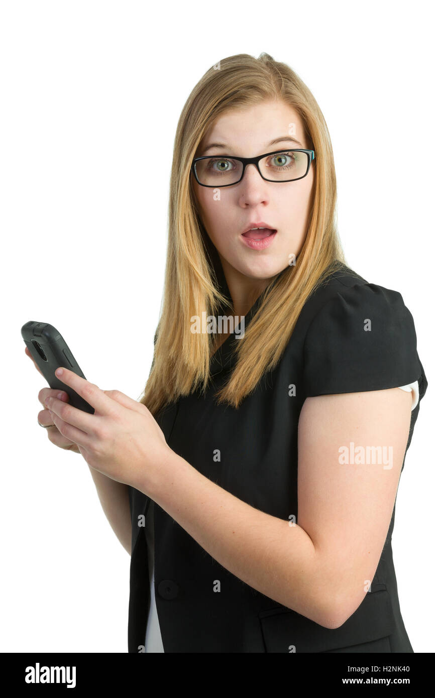 Attraktive Frau mit einem Smartphone suchen überrascht Stockfoto