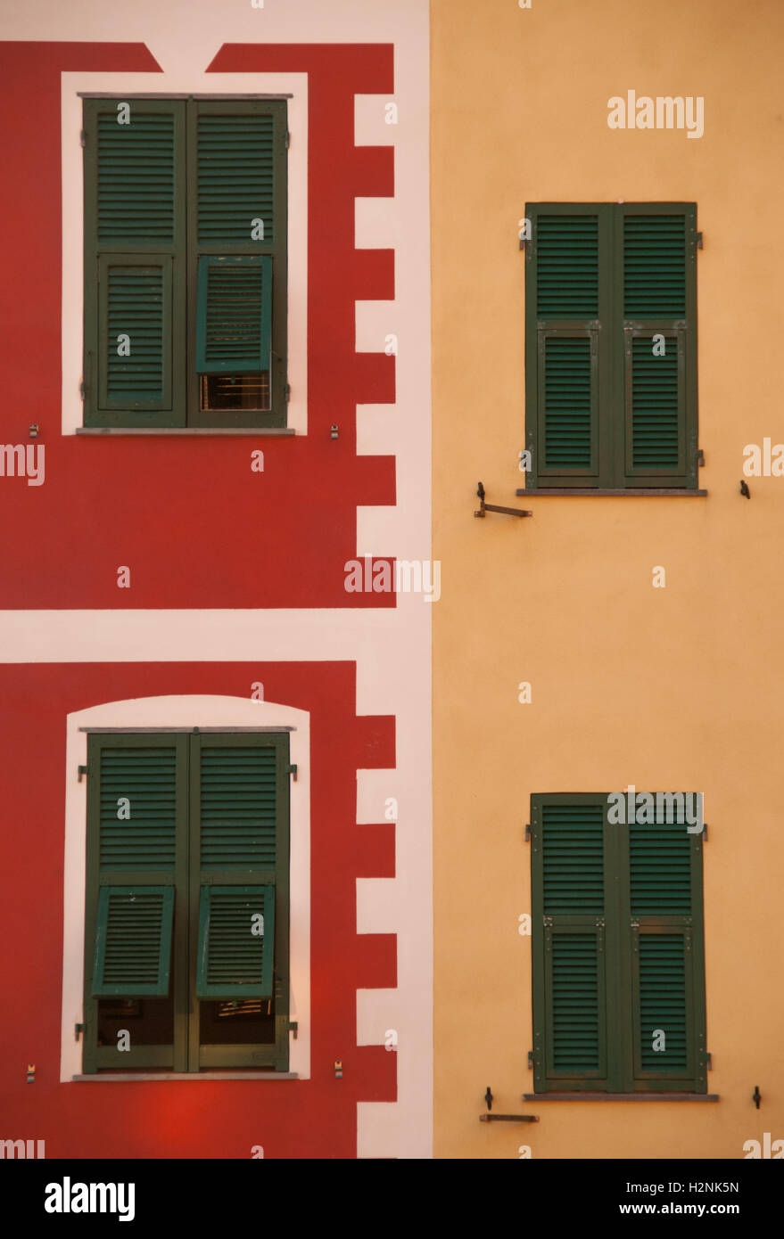 Traditionell gestaltete Fenster, in der Regel gefärbt, diese Buldings gefunden in der Region Cinque Terre Riomaggiore, Liguaria, Italien, Stockfoto