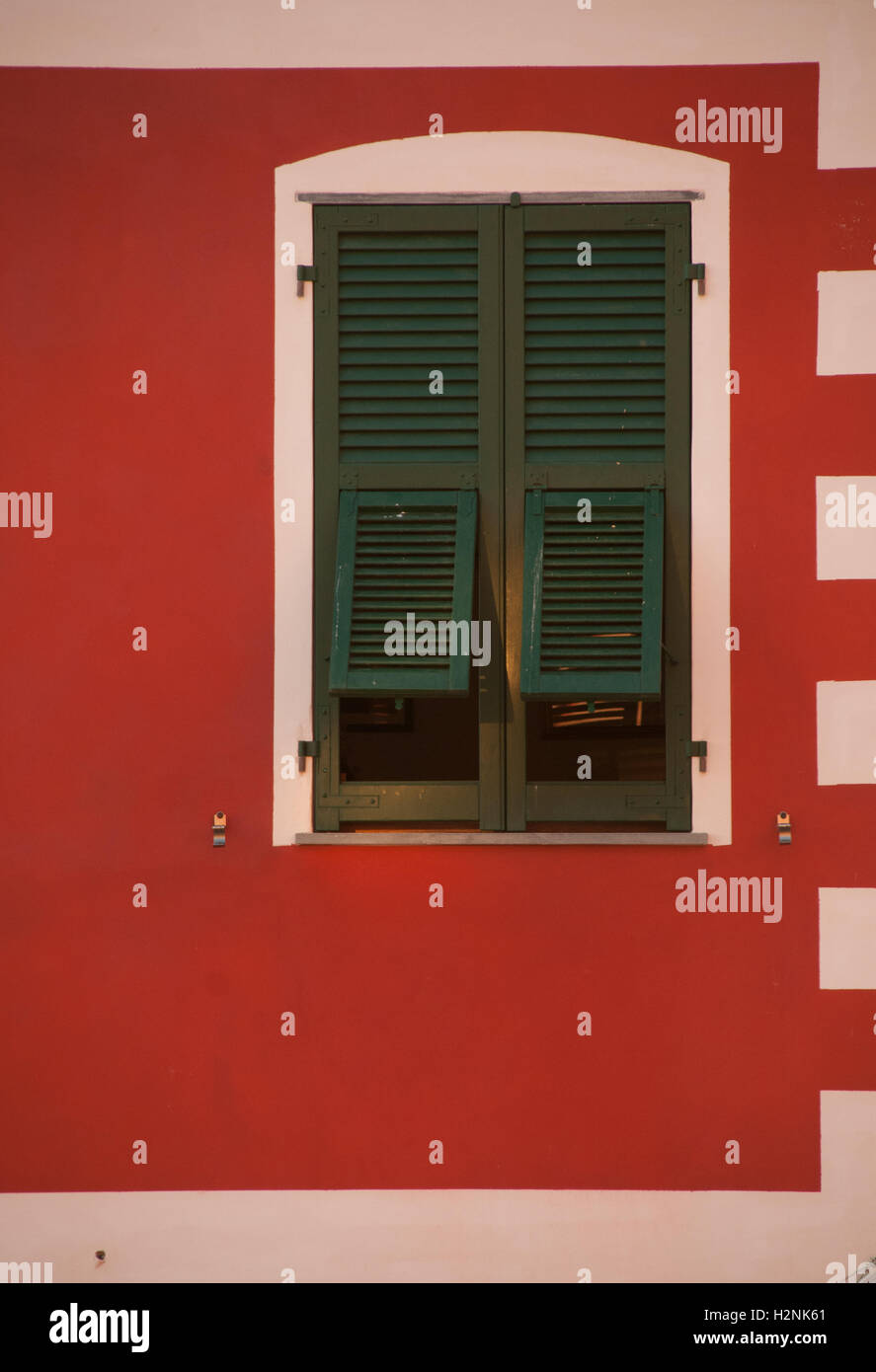 Traditionell gestaltete Fenster in der Regel farbig zu diesen Gebäuden gefunden in die Cinque Terre, Riomaggiore, Italien, Stockfoto