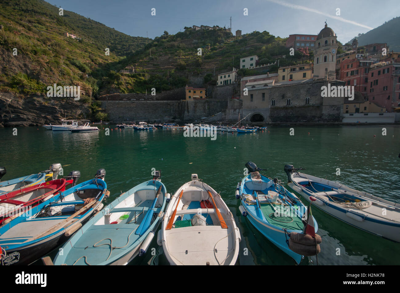 Blick über die Bucht in Vernazza, in Richtung Santa Margherita di Antiochia Kirche, Vernazza, Cinque Terre, Liguaria, Italien Stockfoto