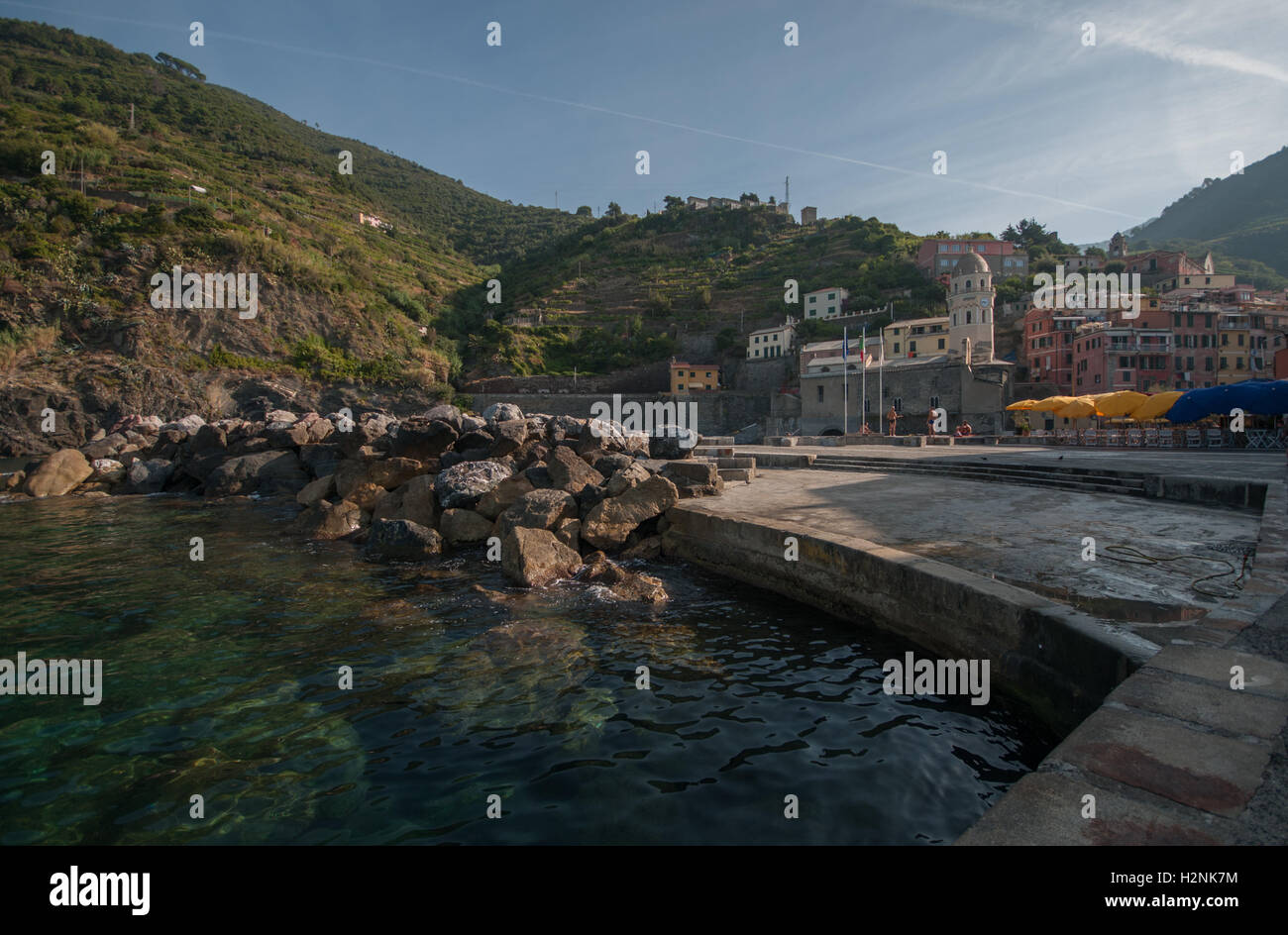 Blick über die Bucht in Vernazza, in Richtung Santa Margherita di Antiochia Kirche, Vernazza, Cinque Terre, Liguaria, Italien, Stockfoto