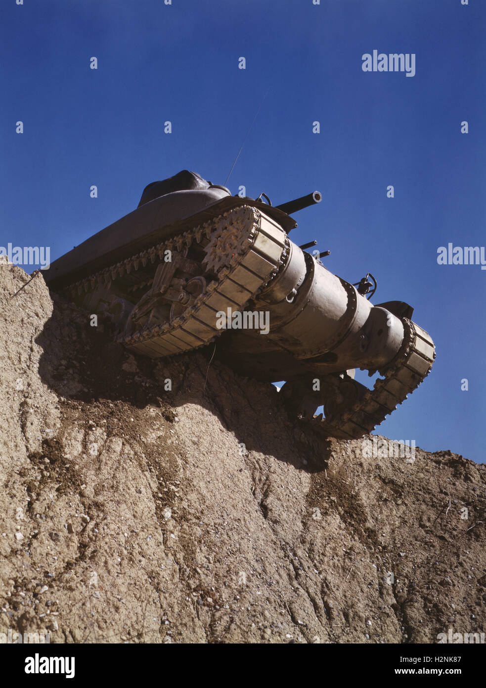 M-4 Tank am Rand der Böschung, Fort Knox, Kentucky, USA, Alfred T. Palmer für Büro der Krieg-Informationen, Juni 1942 Stockfoto