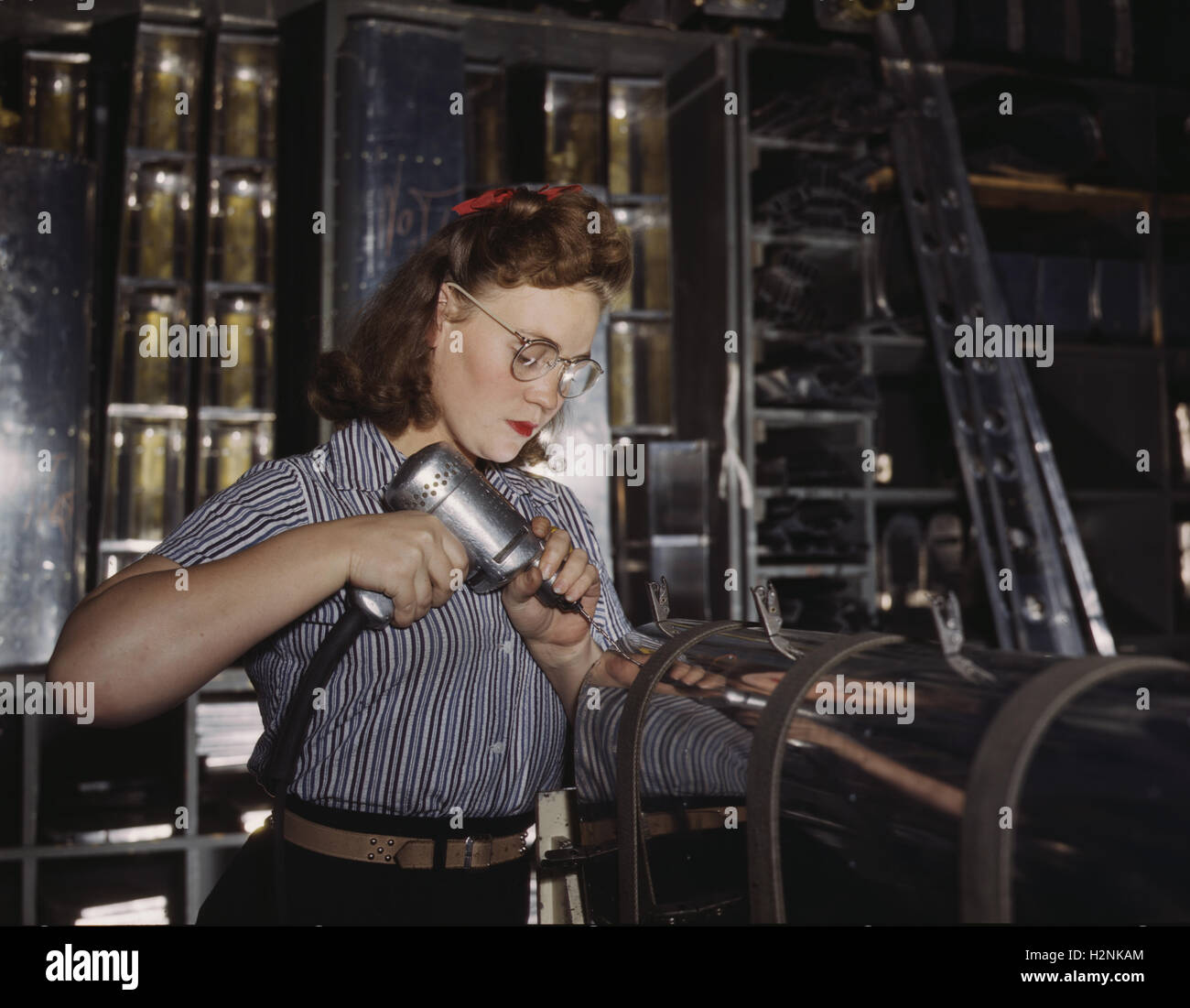 Handbohrmaschine für weibliche Mitarbeiter, North American Aviation, Inc, Inglewood, Kalifornien, USA, Alfred T. Palmer, USA Office of war Information, Oktober 1942 Stockfoto
