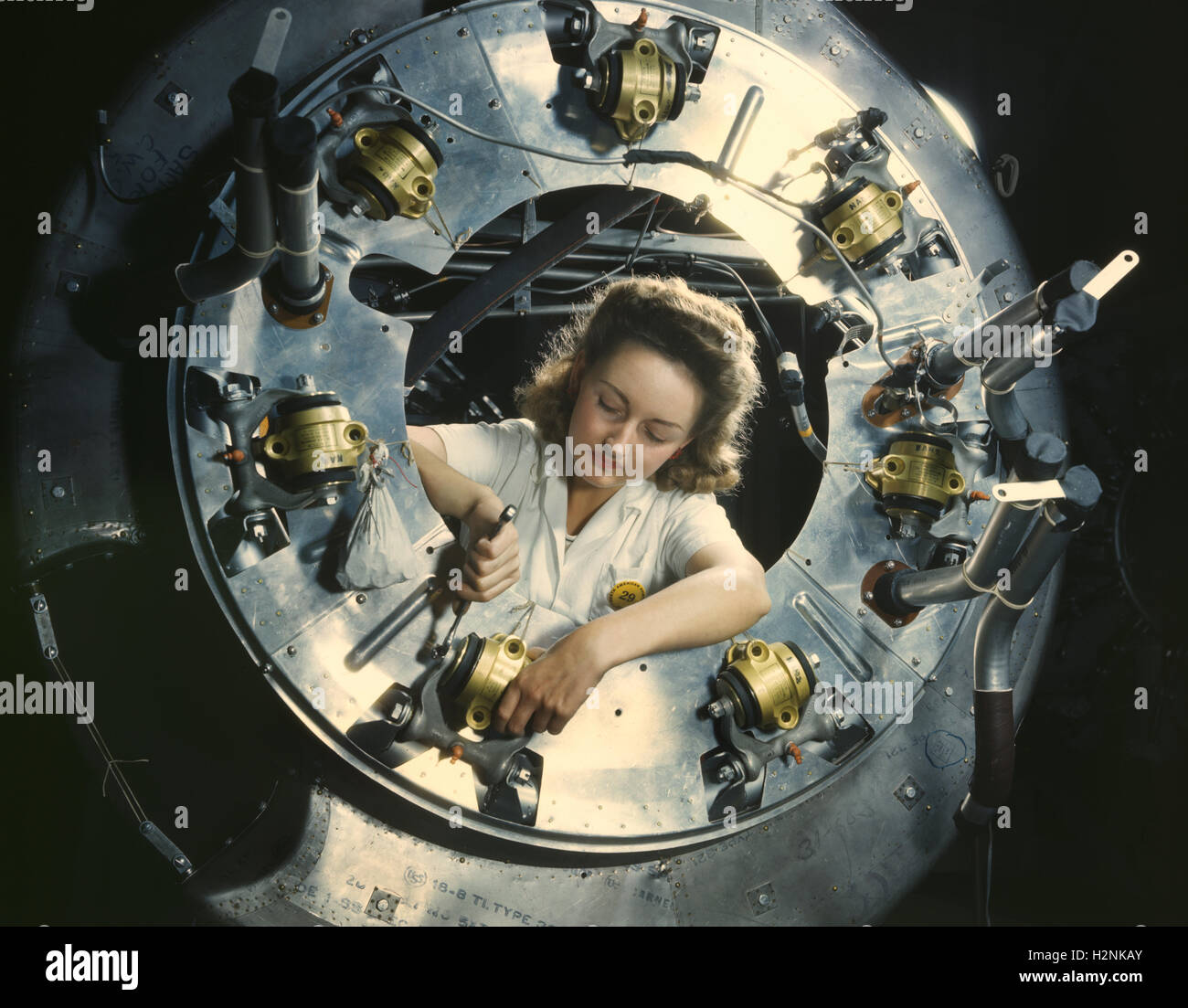 Weibliche Arbeiterin, die B-25 Bomberlokomotive, North American Aviation Plant, Inglewood, Kalifornien, USA, Alfred T. Palmer, USA Office of war Information, Oktober 1942 Stockfoto