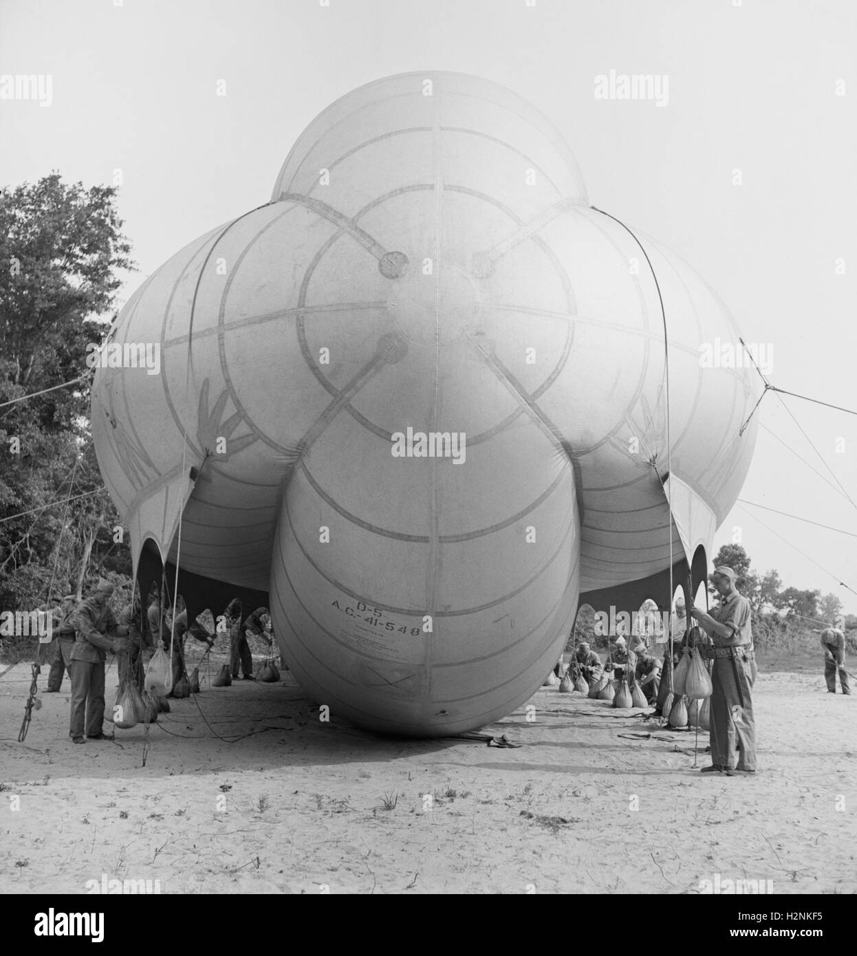 Nahaufnahme der Special US Marine-Einheiten in der Ausbildung, Bettwäsche, große Flut Ballon, Parris Island, South Carolina, USA, Alfred T. Palmer für Büro der Krieg-Informationen, Mai 1942 Stockfoto