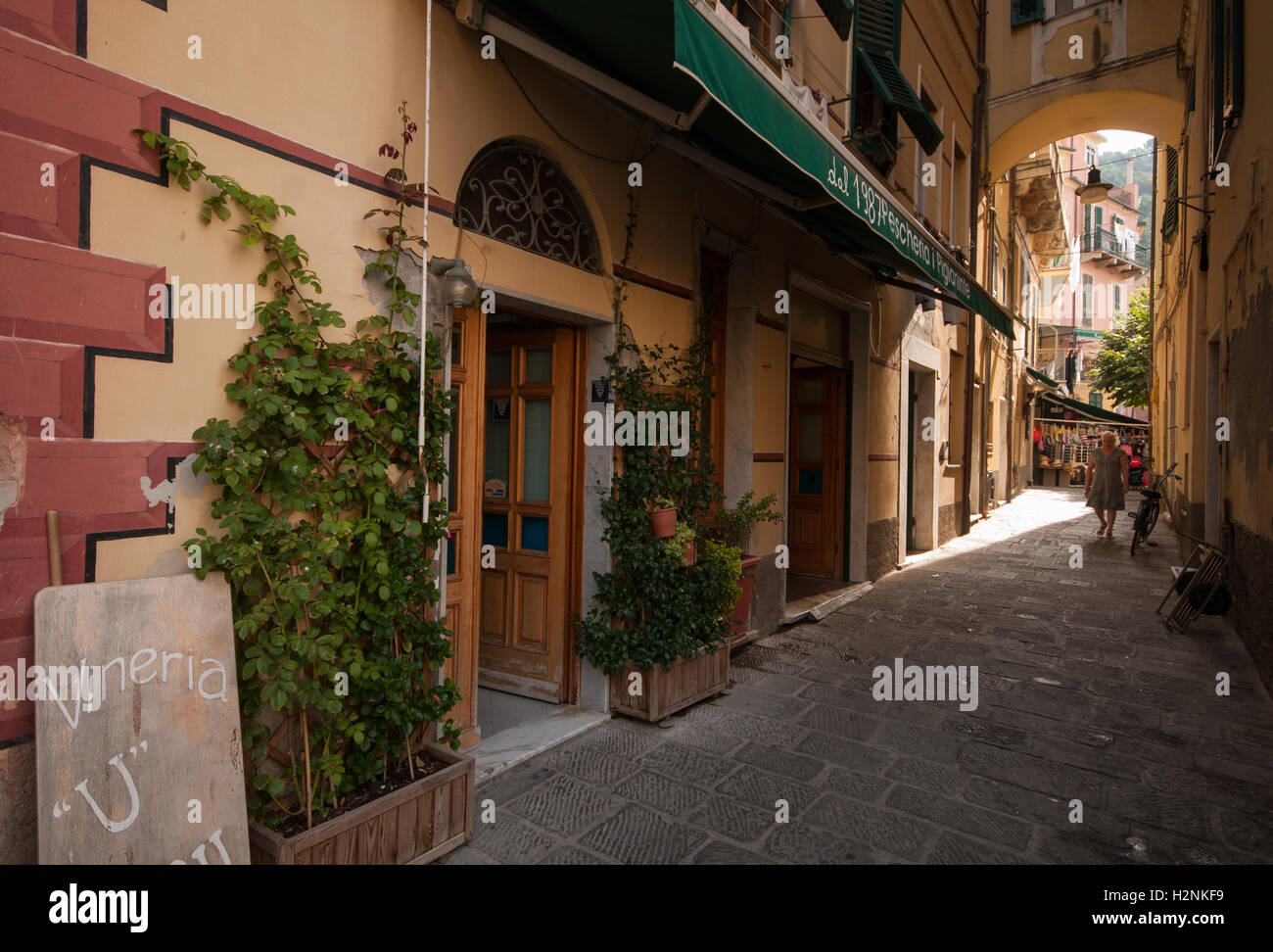Shops im traditionellen architektonischen Stil und Gehweg, Cinque Terre, Italien, September Stockfoto