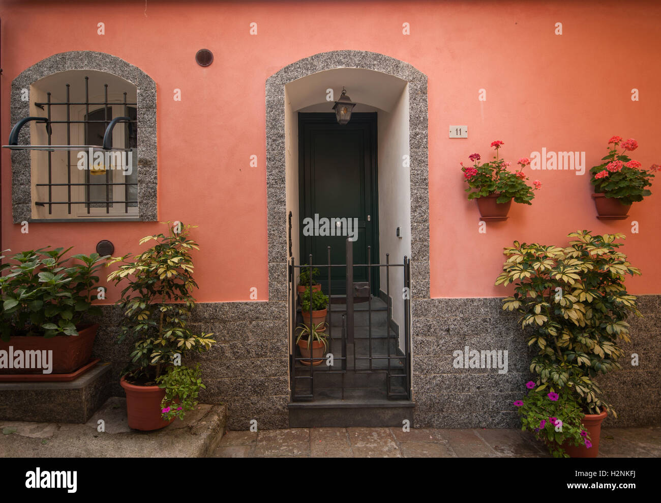 Eine traditionelle mediterrane Tür, geschmückt mit Blumen und bunten Lackierung, Monterosso Al Mare, Cinque Terre, Lig Stockfoto