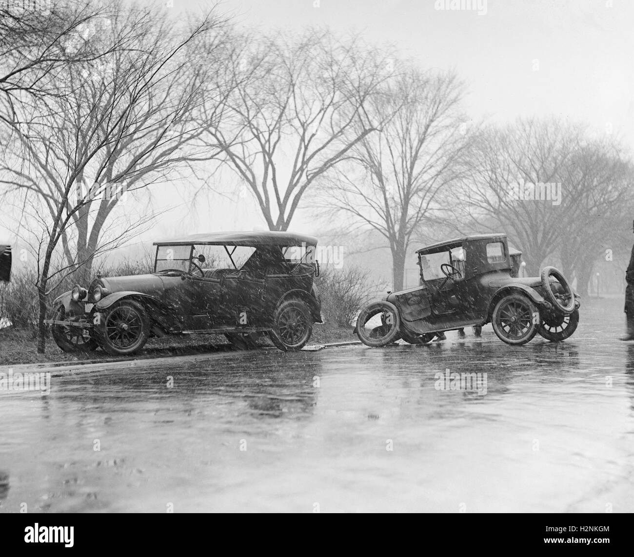 Auto-Unfall in Rain, Washington DC, USA, National Photo Company, Dezember 1921 Stockfoto