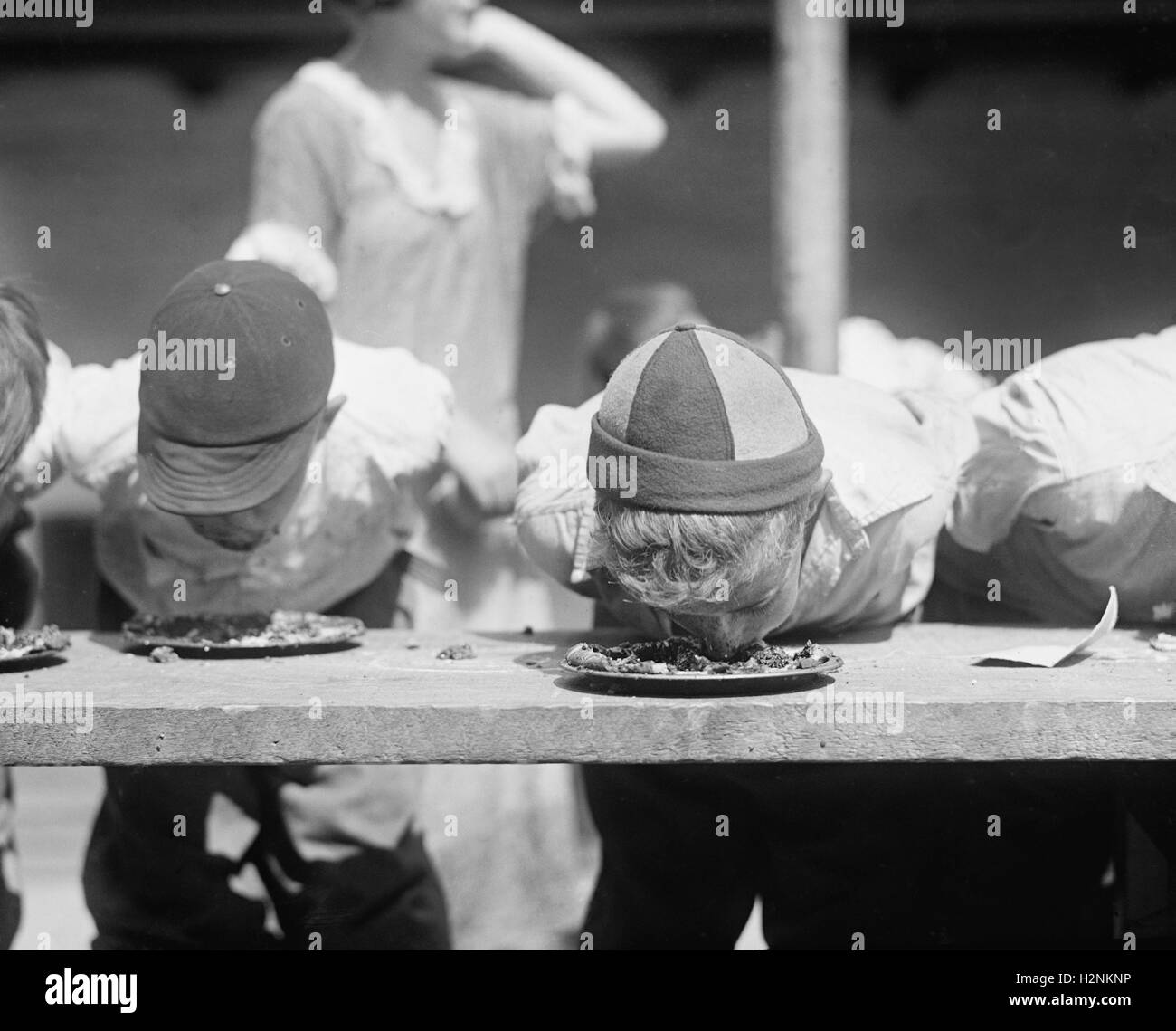 Close-up Portrait von jungen während Kuchen essen Wettbewerb, National Photo Company, August 1923 Stockfoto