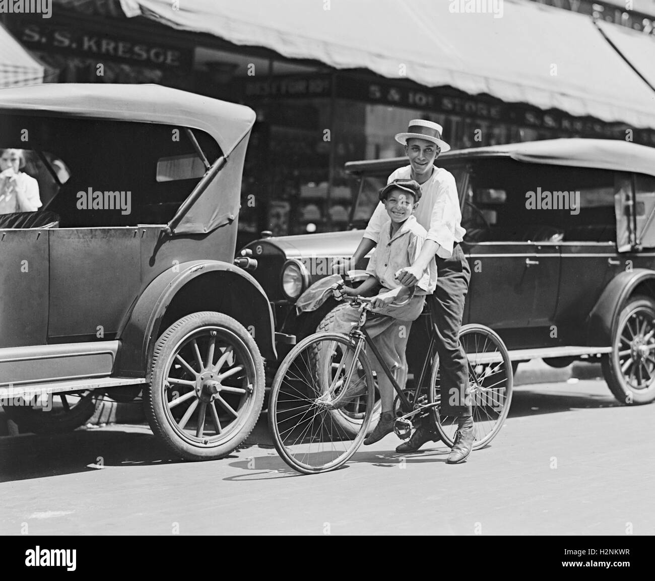 Straßenszene, zwei jungen auf dem Fahrrad, Washington DC, USA, National Photo Company, 1924 Stockfoto