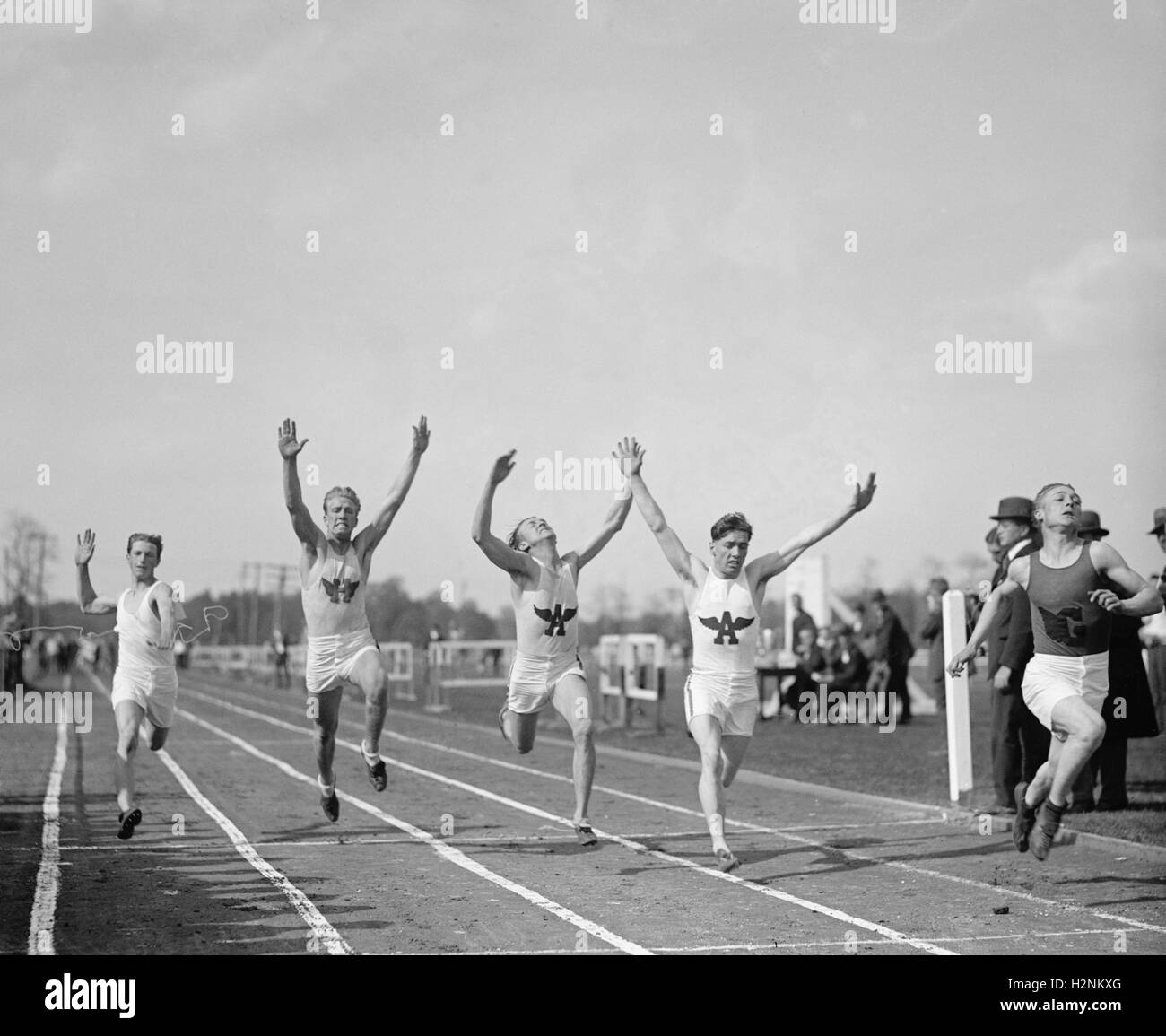 Läufer über Ziellinie am Track Meet, College Park, Maryland, USA, National Photo Company, Mai 1925 Stockfoto