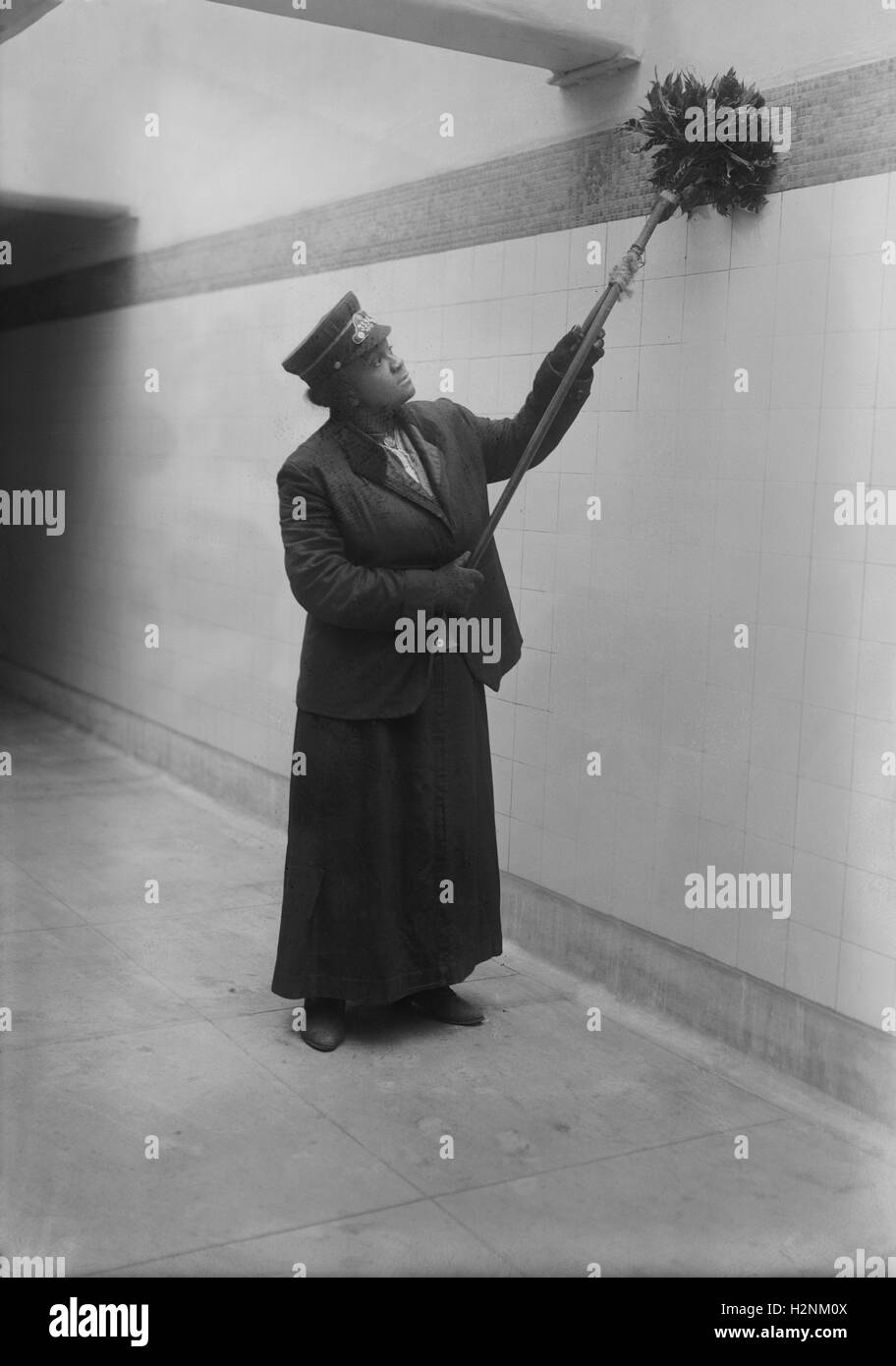 U-Bahn-Porter mit Duster an U-Bahn Station, New York City, New York, USA, Bain Nachrichtendienst, Dezember 1917 Stockfoto