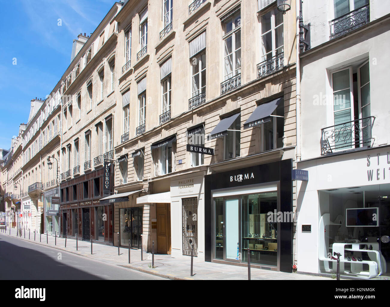 Luxus-shopping-Straße Rue Saint Honore in Paris. Berühmte Marken-Geschäfte sind in der Ansicht. Stockfoto