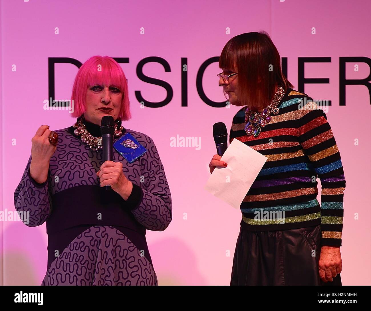 ZANDRA RHODES AN DER KLEIDUNG ZEIGEN Stockfoto