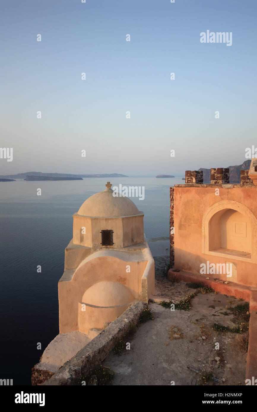 Oia Castle bei Sonnenaufgang - Santorini Insel Griechenland Stockfoto