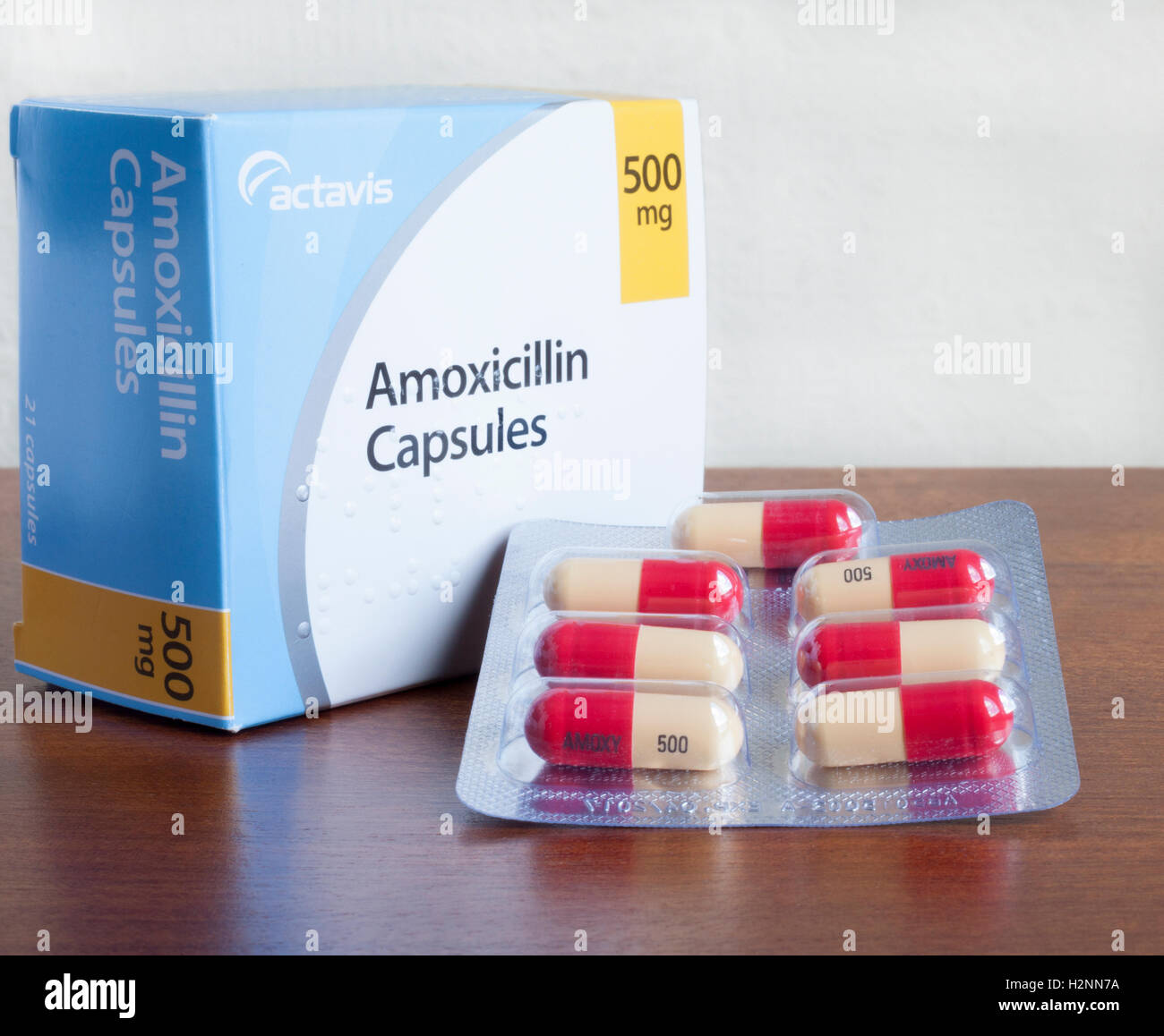 Foto einer Box von Amoxicillin (Penicillin Antibiotikum) Kapseln produziert von Actavis. Einige Kapseln sind in Bubble Pack angezeigt. Blindenschrift auf der Box. Stockfoto