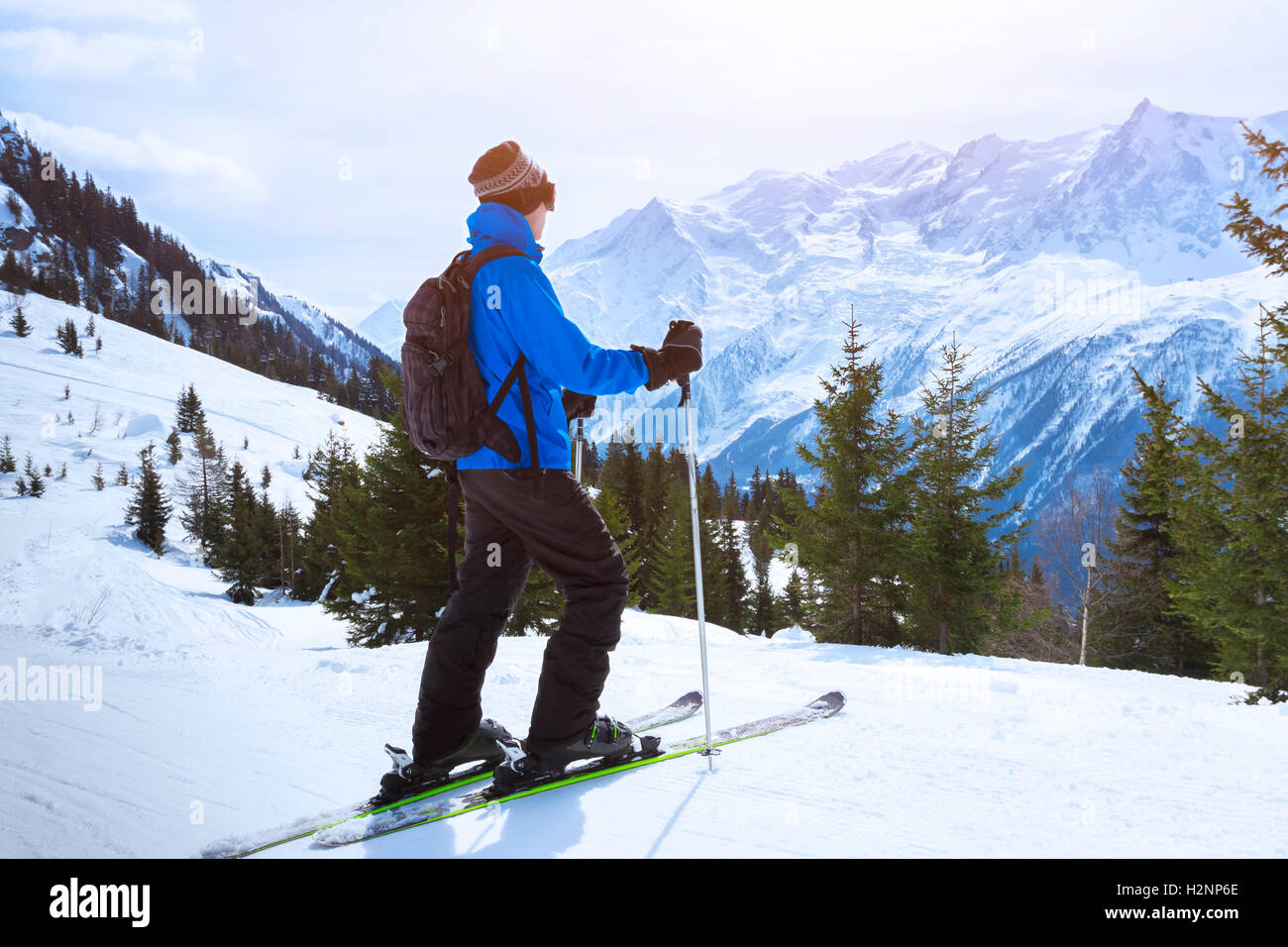 Skifahrer, die schöne Aussicht auf Alpen Berge in der Nähe von Chamonix, Frankreich Stockfoto