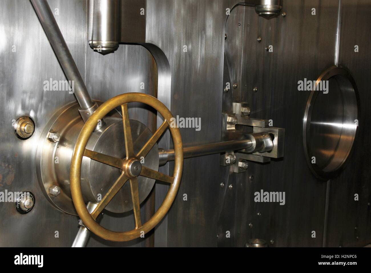 Edelstahl und Messing Bank Bank Tresortür Stockfoto