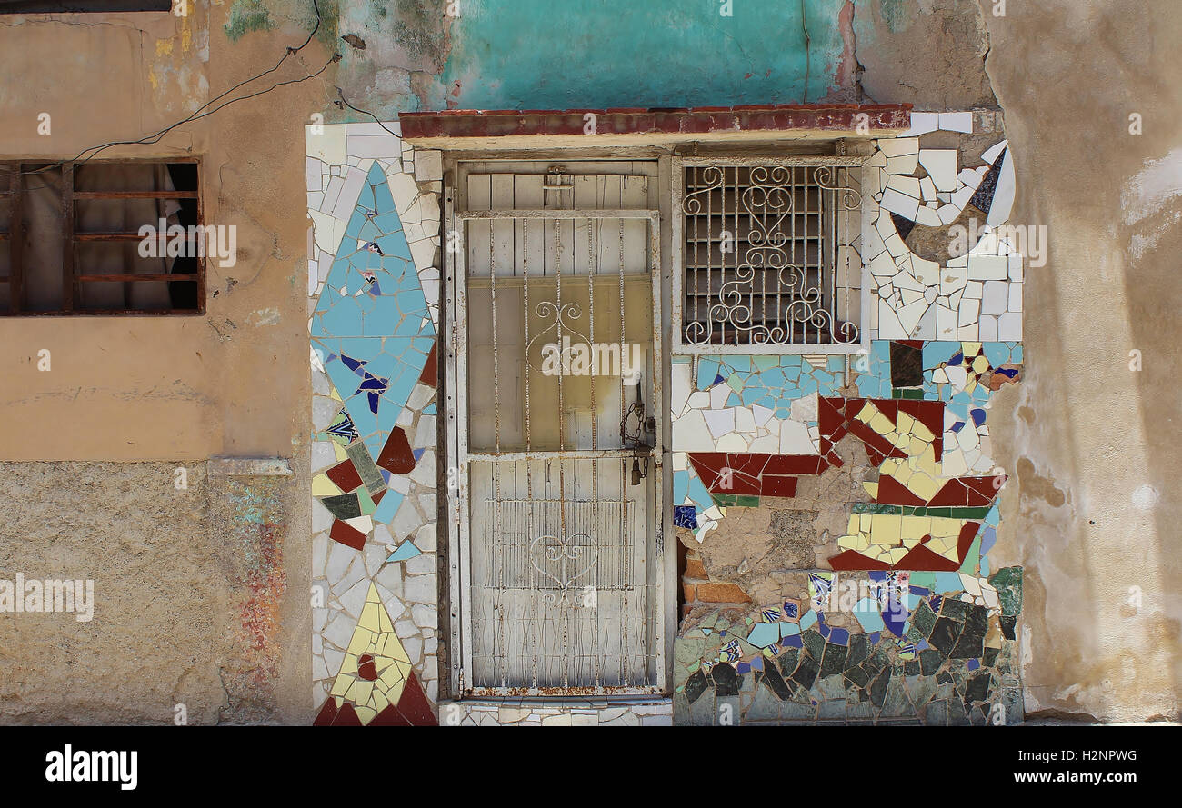 Havanna-Straße Haus mit verblichenen Wandmalereien und Mosaik-Muster Stockfoto