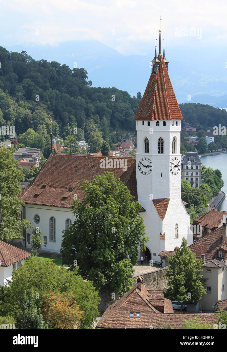 Blick auf die malerische Stadt Kirshce (Kirche) in Thun, eine Stadt im Kanton Bern in der Schweiz. Stockfoto