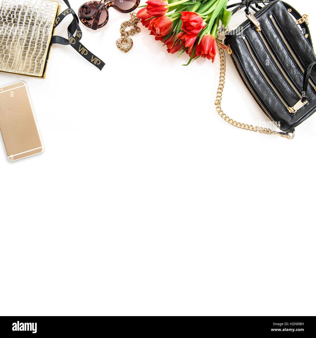 Mode-Stillleben mit Zubehör, Blumen, Telefon. Feminine Objekte auf weißem Hintergrund Stockfoto