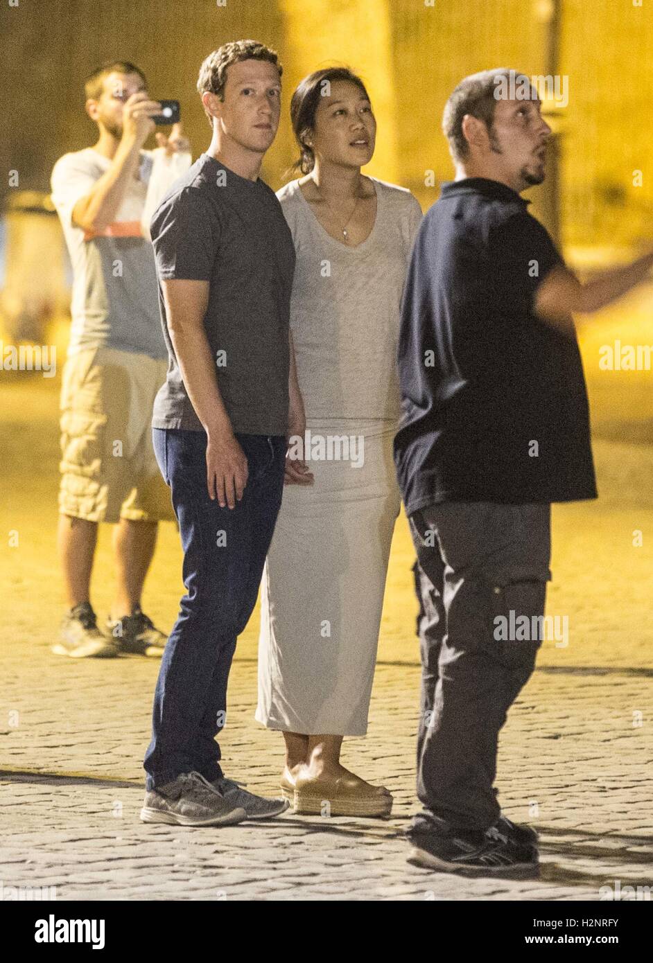 Mark Zuckerberg und seine Frau Priscilla genießen Sie eine late-Night-Tour von Roms Kolosseum mit: Mark Zuckerberg, Priscilla Chan Where: Rom, Italien bei: Kredit-29. August 2016: IPA/WENN.com ** nur verfügbar für die Veröffentlichung in UK, USA, Deutschland, Österreich, Ausrüstu Stockfoto
