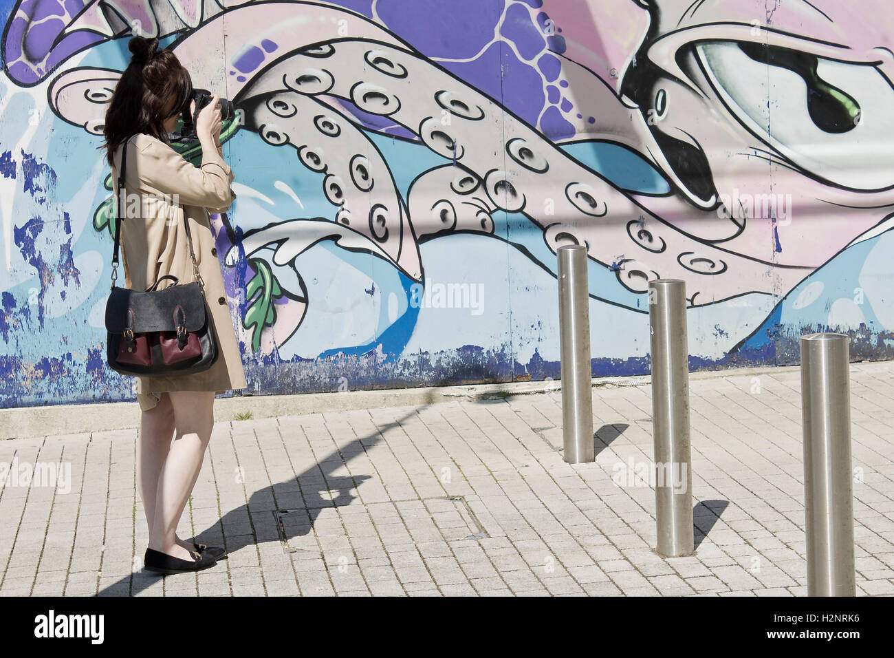 Ffion Edwards, 20, fotografieren das Graffiti-Kunstwerk auf den Straßen von Bristol, UK. Stockfoto
