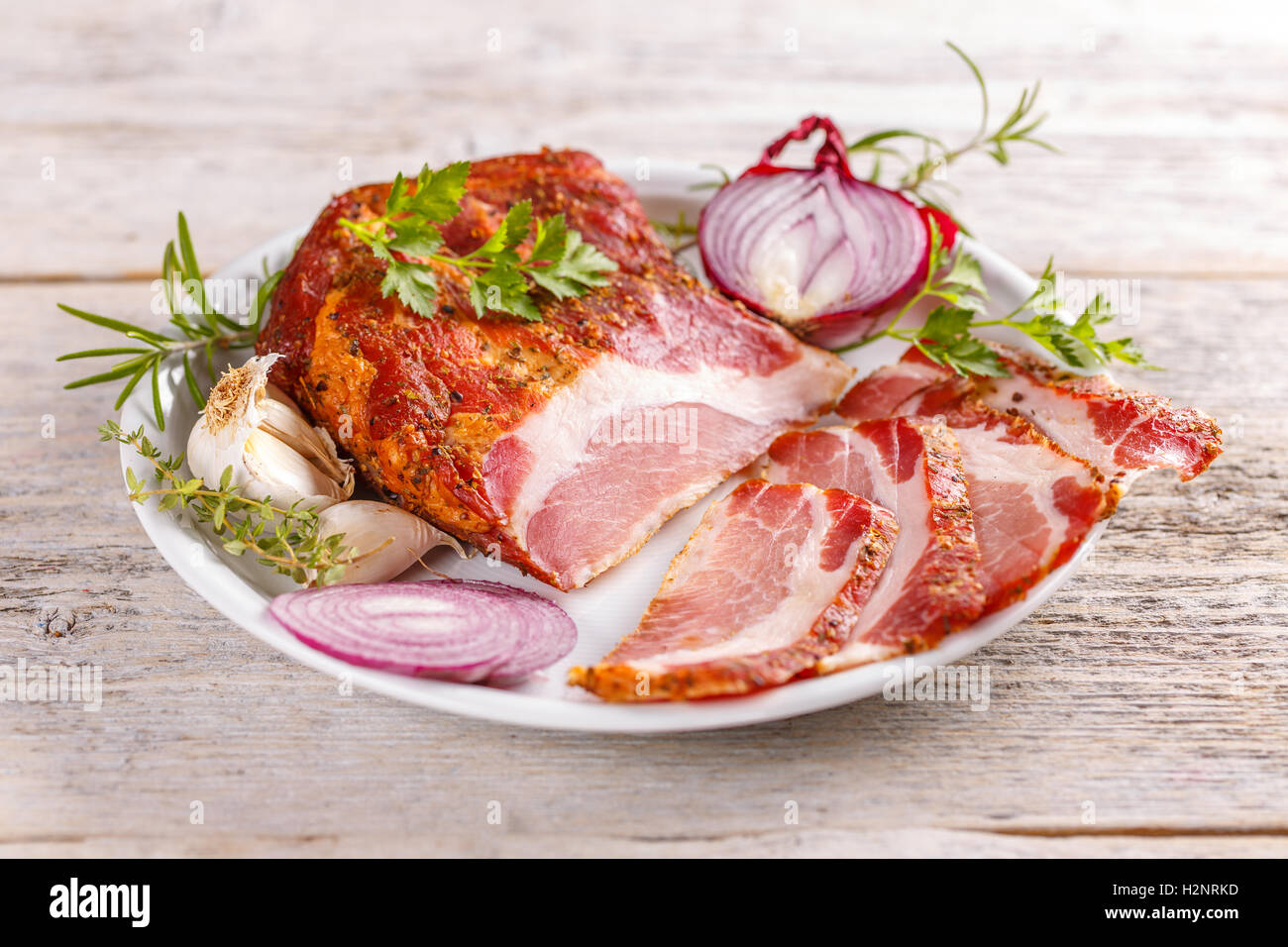 Stück geräuchertes Schweinefleisch, kalte Platte Stockfoto