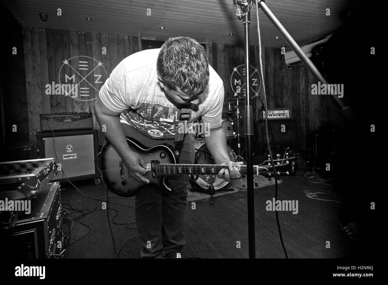 Ein Schuss von Gitarrist von Wilson die live bei Meze, Newport. Stockfoto