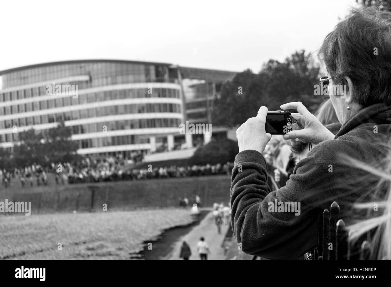 Ein Tourist mit dem Fotografieren von London Bridge im Jahr 2014, wenn die Mohnblumen für Erinnerung festgelegt wurden. Stockfoto
