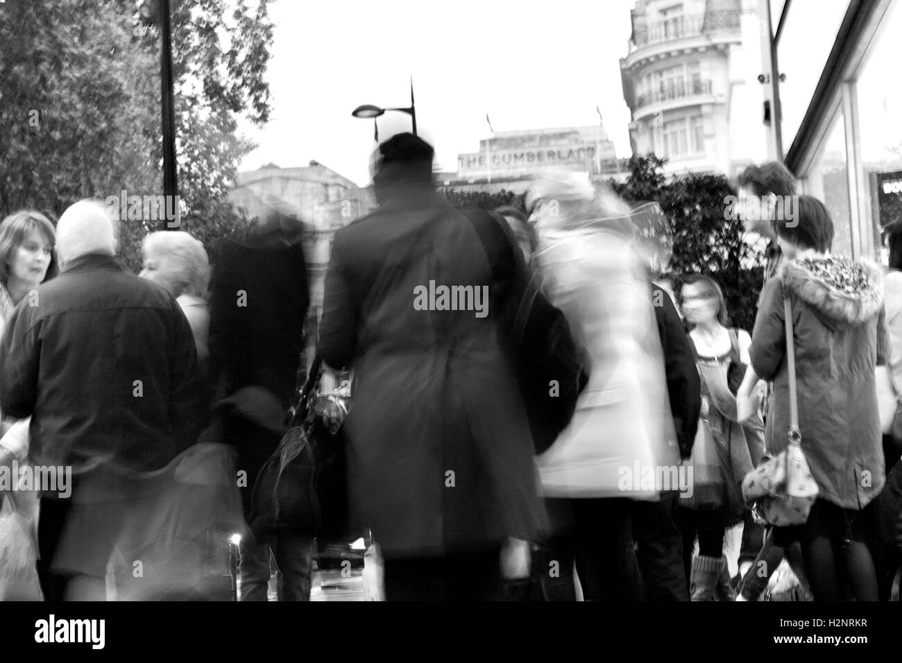 Langzeitbelichtung der Massen, die beim Einkaufen im Zentrum von London. Stockfoto