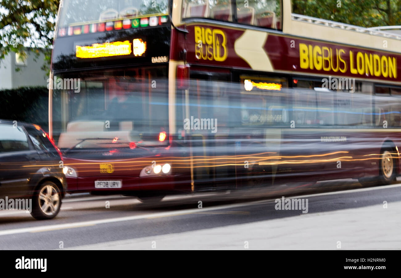 Taxi-Beschleunigung Vergangenheit ein London-Bus als Verkehr im Zentrum von London türmt. Stockfoto