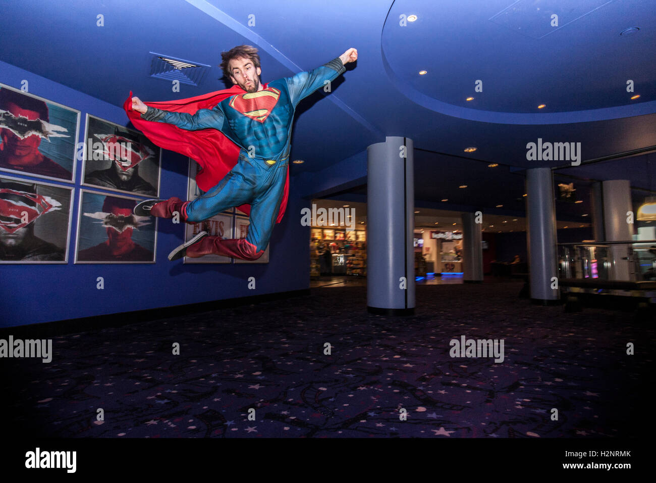 Team-Mitglied der Cineworld verkleidete sich als Superman fliegen über das Kino, das Eröffnungswochenende von Batman V Superman zu fördern. Stockfoto