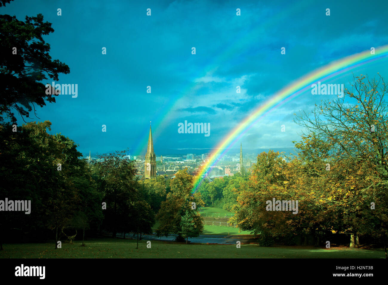 Regenbogen über Glasgow vom Queens Park, Glasgow Stockfoto