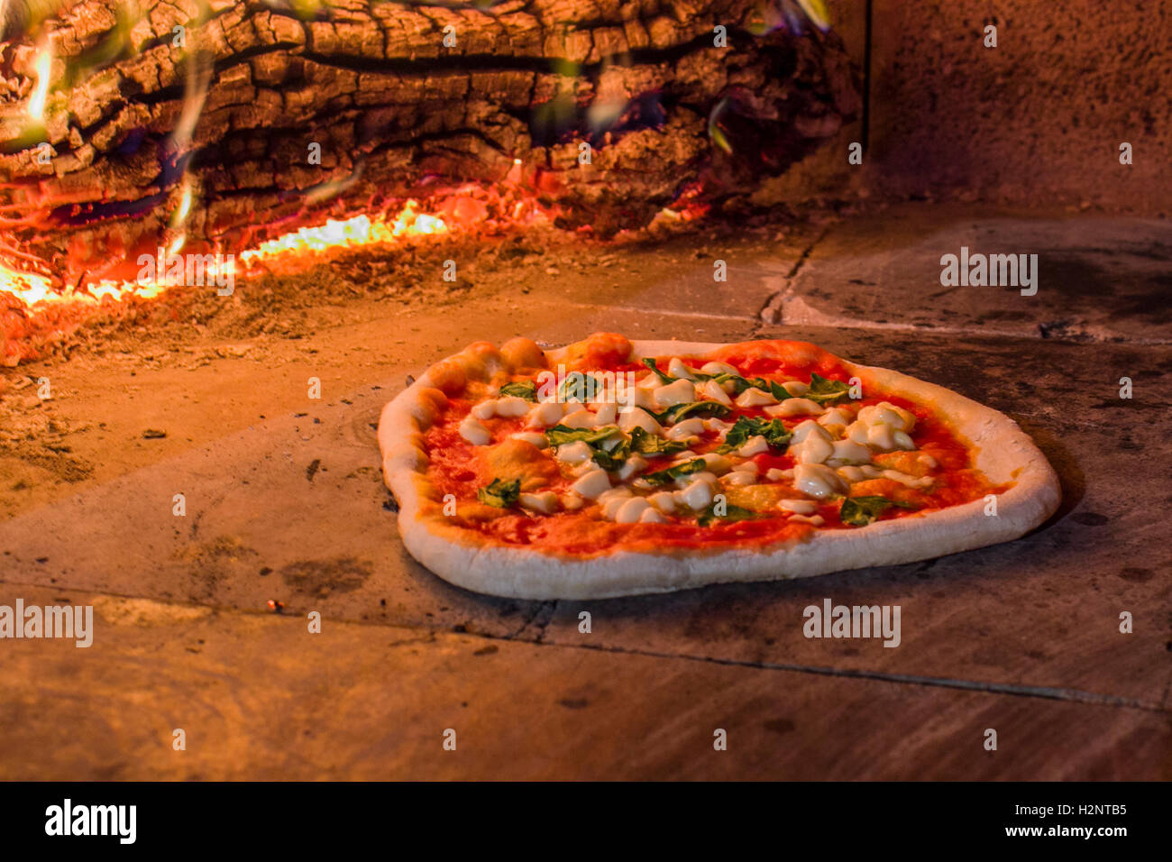 Pizza im Steinofen Stockfoto