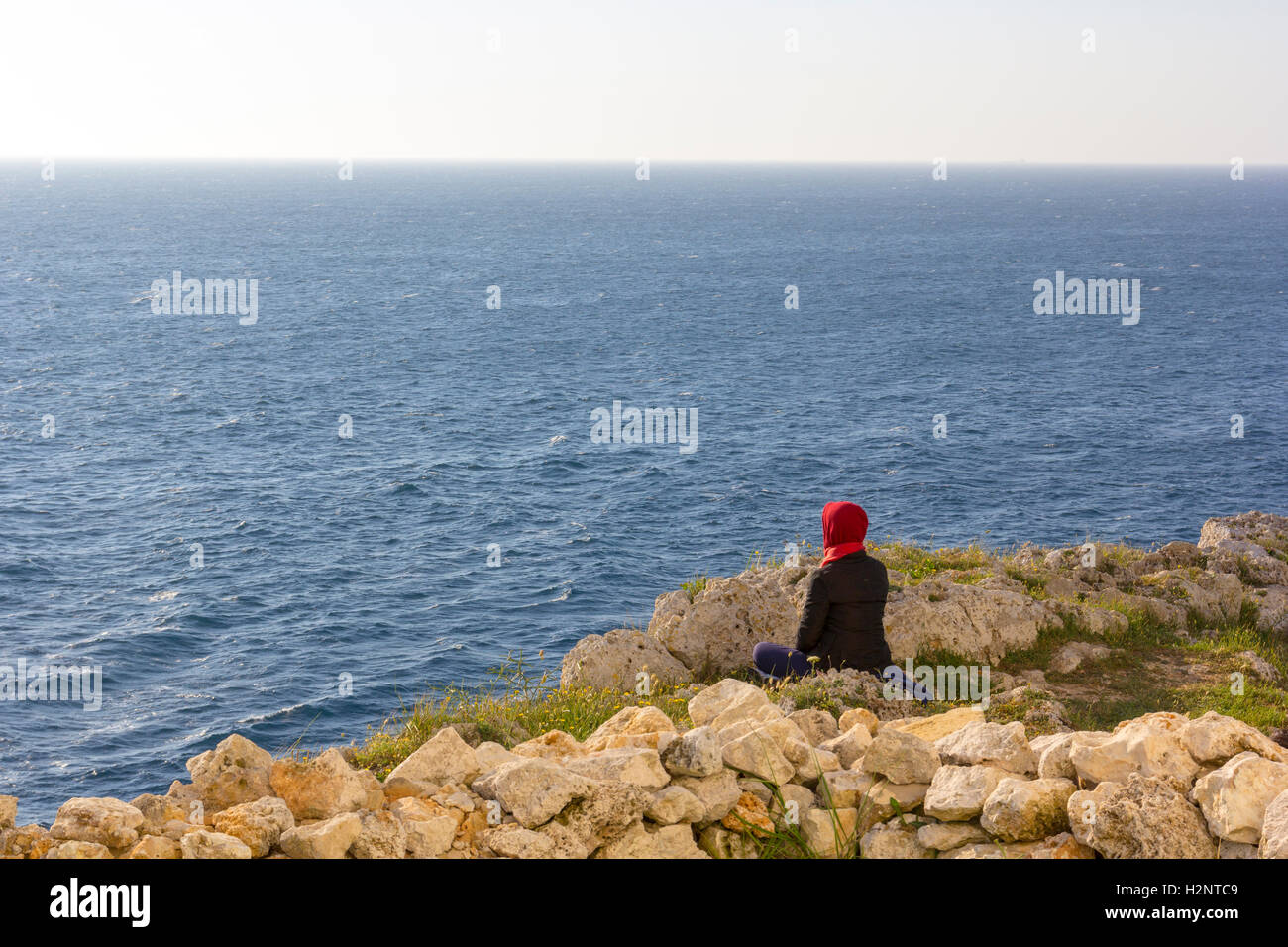 Yoga auf einer Klippe, Ausblick auf das Meer Stockfoto