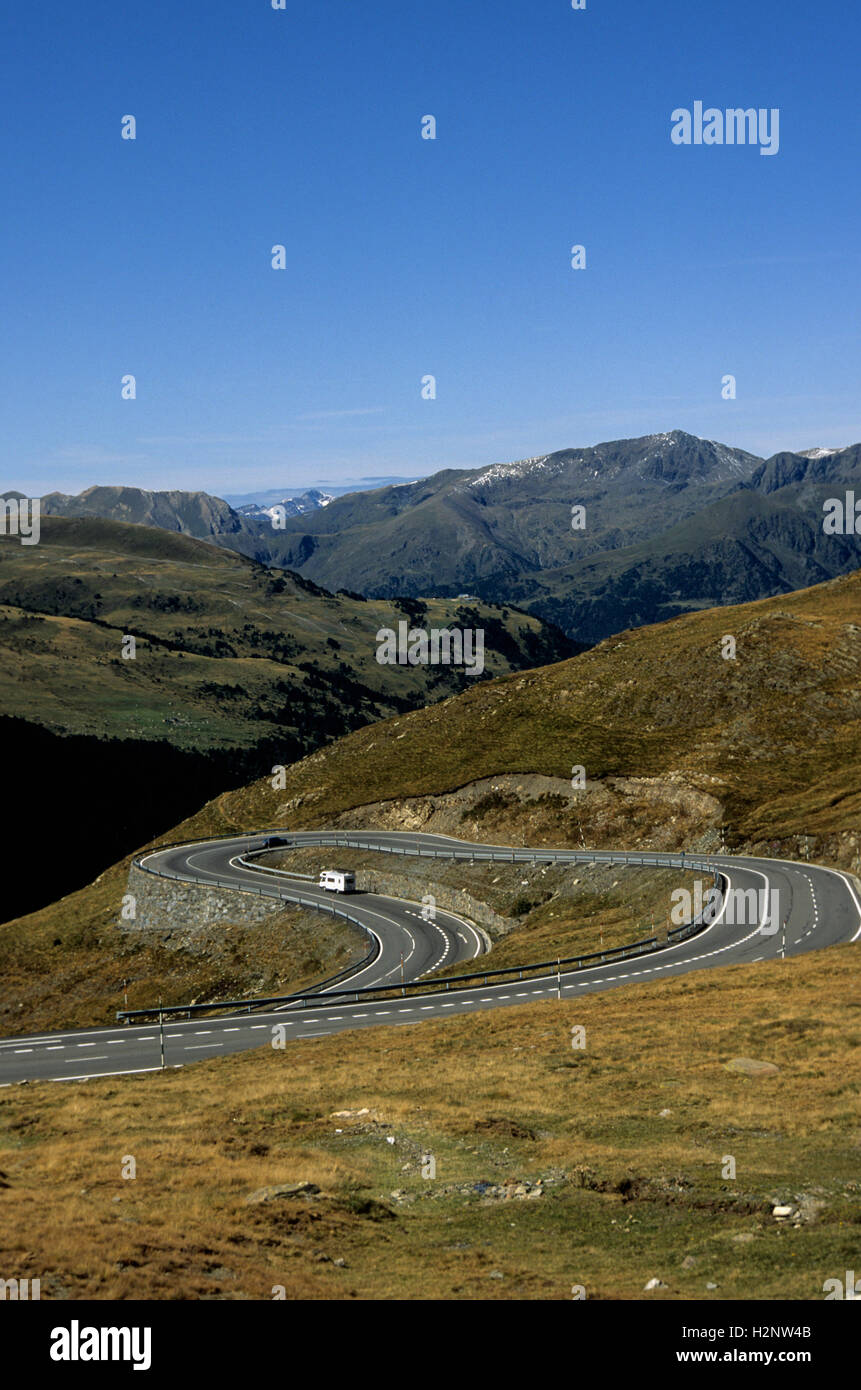 Haarnadel aktivieren, Straße in Pyrenäen, Frankreich, Europa Stockfoto
