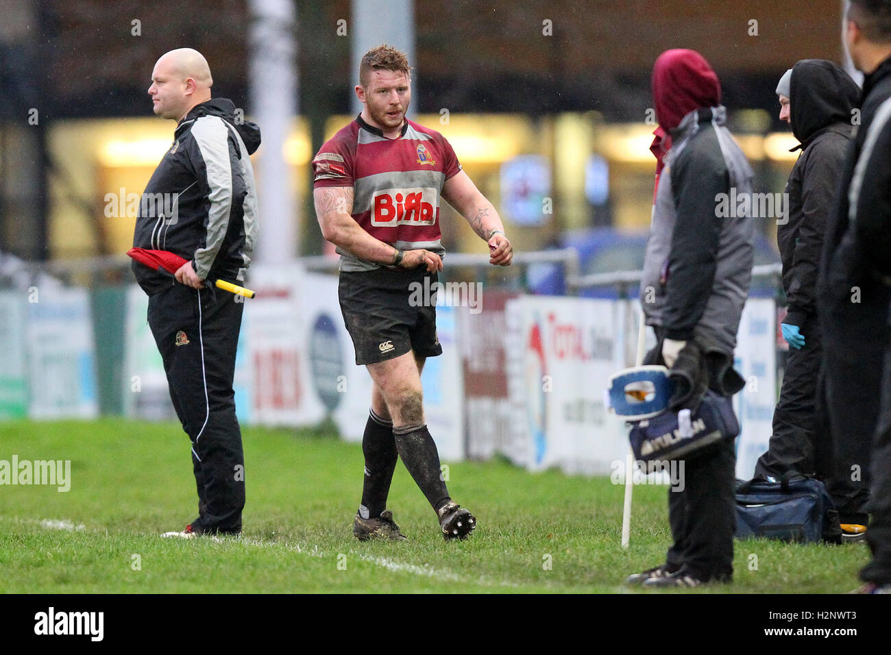 Gemüter Fackel während der ersten Hälfte wiederum die Absendung eines Barking Spielers - Barking RFC Vs Tring RFC - SSE National League Division drei Rugby bei Gale Street - 01.04.14 Stockfoto
