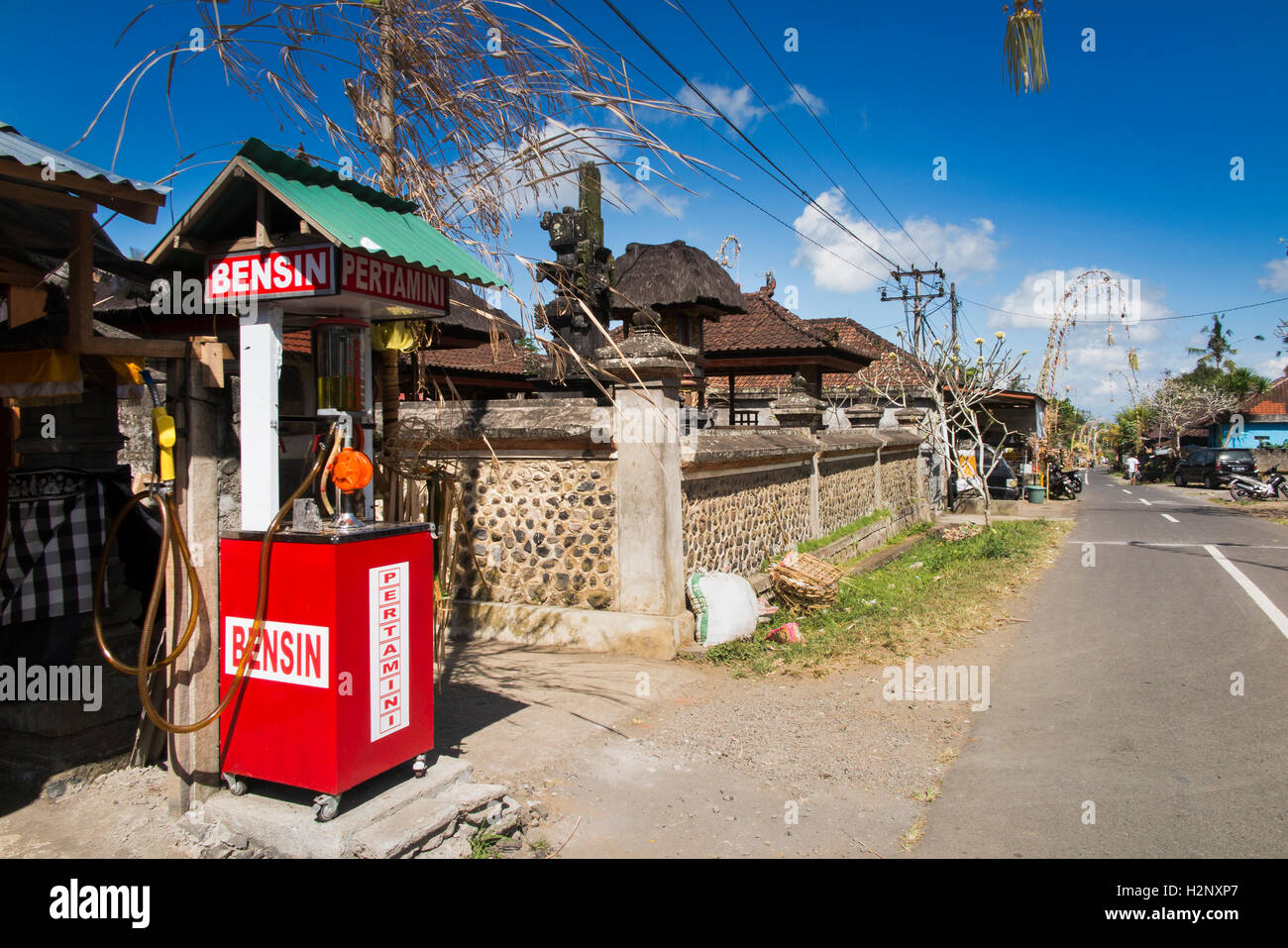 Indonesien, Bali, Putung, Pertamini, Weltschiff am Straßenrand Zapfsäule Stockfoto