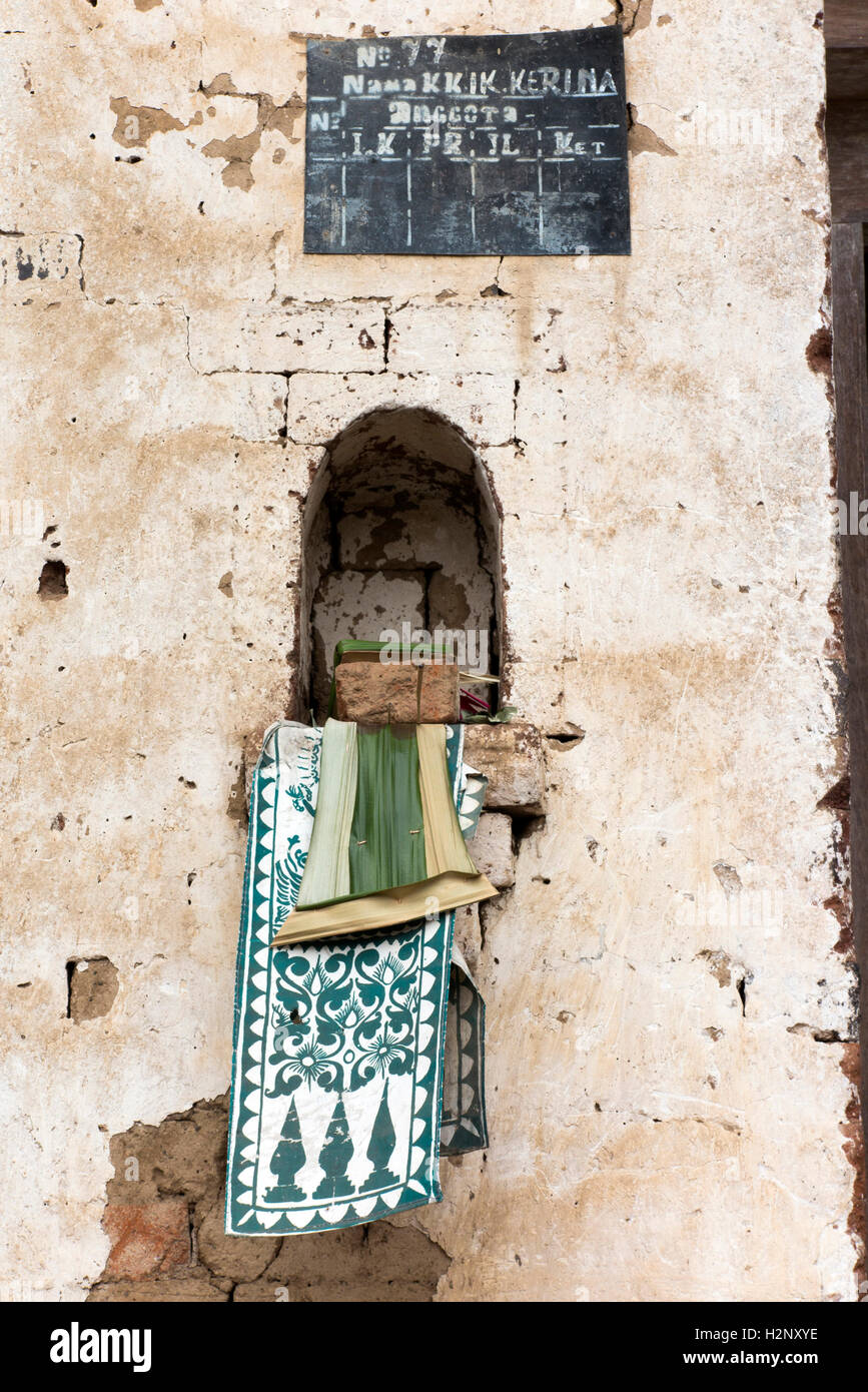 Indonesien, Bali, Tengannan, Bali Aga Dorf, Nische für Angebote in Haus zusammengesetzte Tür Stockfoto