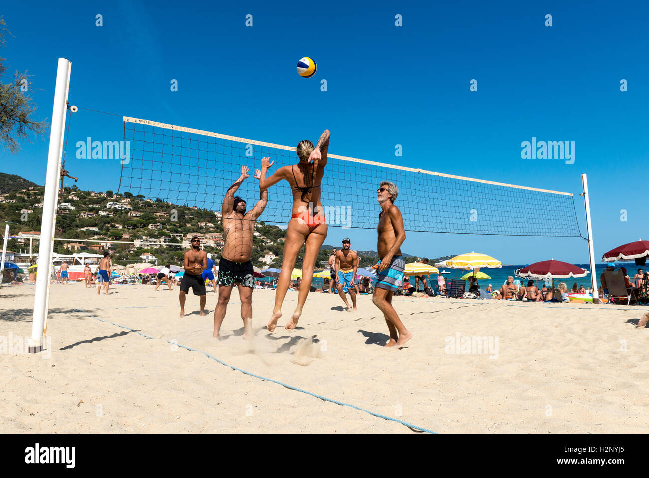 Urlauber Spielplatz, Beach-Volleyball, Le Lavandou, Region Provence-Alpes-Côte d ' Azur, Frankreich Stockfoto
