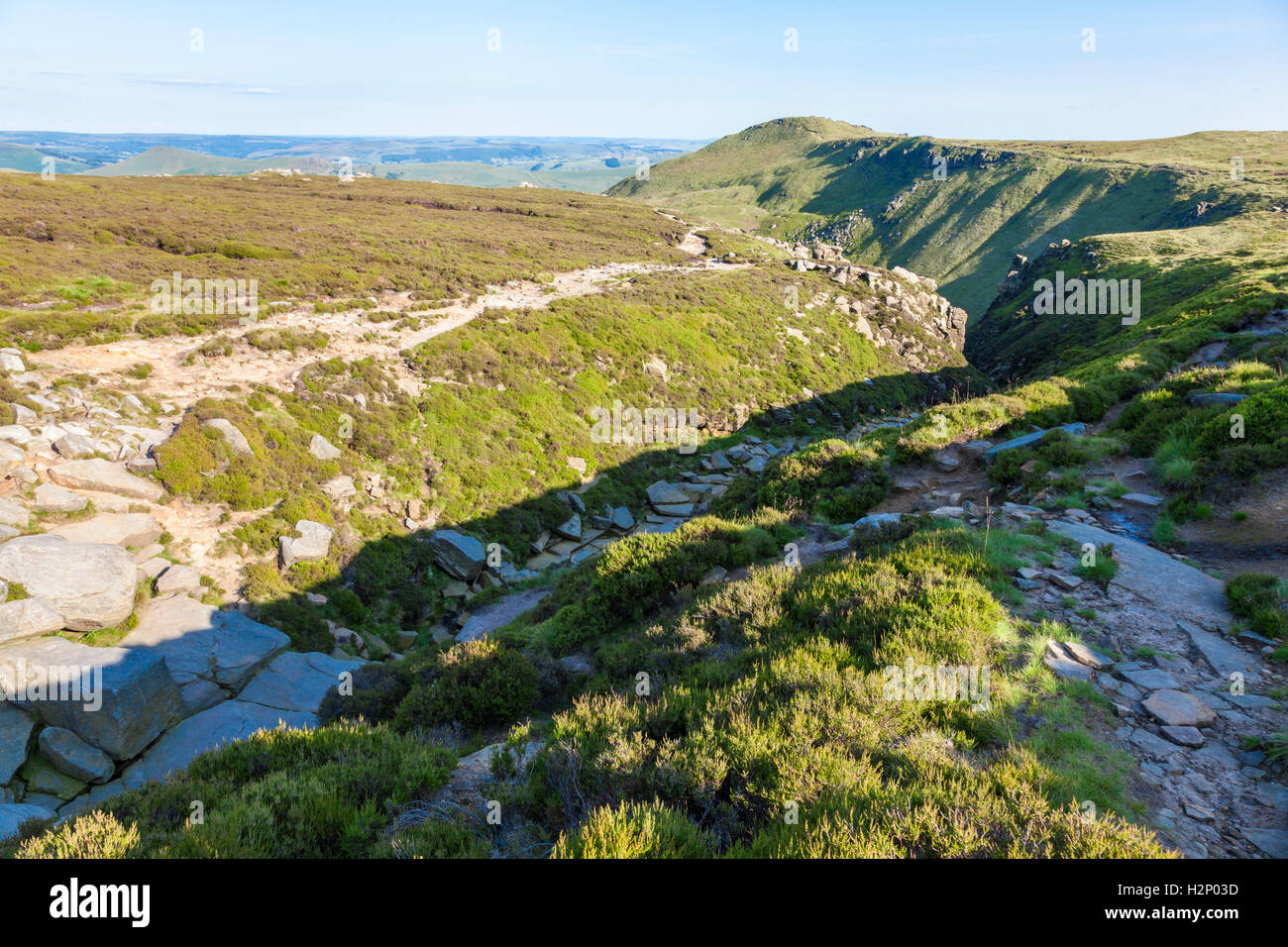 Südlichen Rand des Kinder Scout im Sommer, mit Grindsbrook Clough und Grindslow Knoll in der Ferne, Derbyshire, Peak District, England, Großbritannien Stockfoto