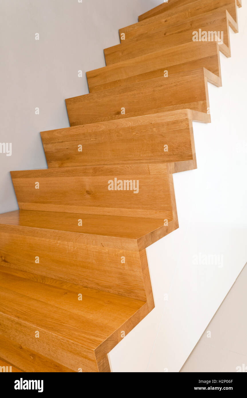 Moderne geschlossene Holztreppe aus Eichenholz hergestellt. Stockfoto