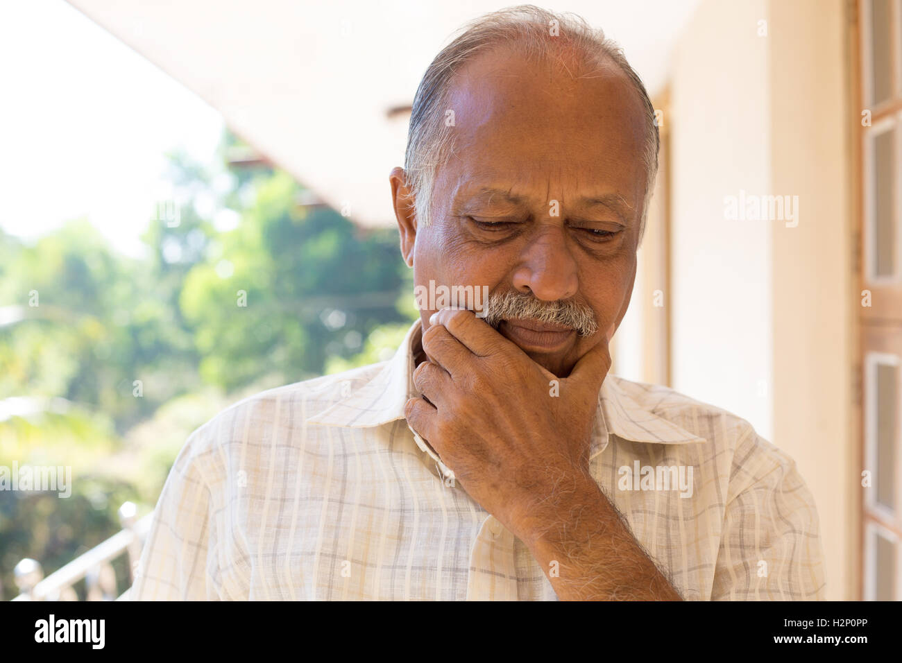 Closeup Portrait, mürrisch ältere Rentner, niedergeschlagenen düster, isolierte draußen im Freien zu Hause Hintergrund Stockfoto